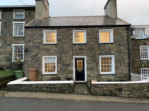 Finest Retreats - Tegannedd - Luxury Grade II Listed Cottage With Hot Tub Casa in Wales