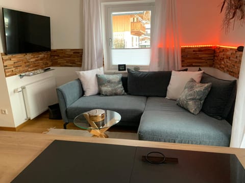 Communal lounge/ TV room, TV and multimedia, Living room, Seating area, Evening entertainment