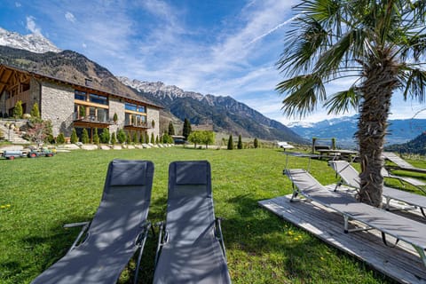 Property building, Spring, Off site, Day, Natural landscape, Garden, Seating area, Garden view, Mountain view, sunbed