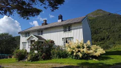 Property building, Facade/entrance, Natural landscape, Garden, Garden view, Mountain view