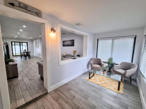 Downtown Hollywood - 3 miles to Beach - Sleeps 8 House in Hollywood