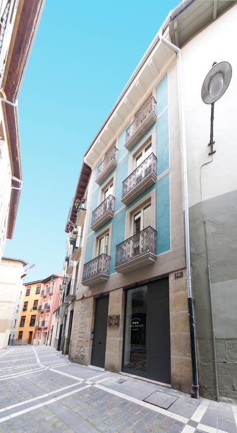 Antique Pamplona Tres Reyes Apartments Condo in Pamplona