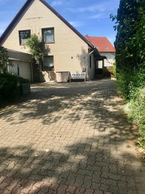 Christinas Gartenblick 4 Schlafzimmer, Küche, Bad ,EG mit Terrasse und Garten, Parken direkt am Haus Apartamento in Wolfenbüttel