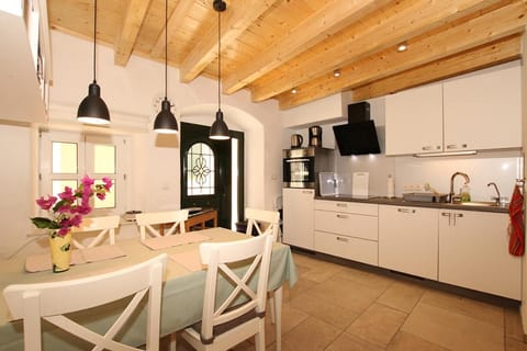 Coffee/tea facilities, Kitchen or kitchenette, Dining area