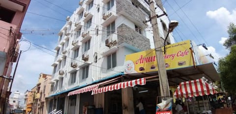 OYO Flagship Viswa Towers Hotel in Madurai