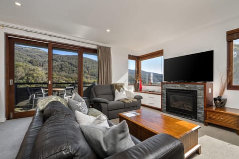 Elevation 2 bedroom with guest room gas fire and mountain views Condo in Thredbo