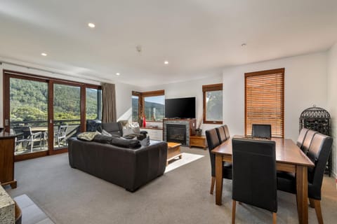 Elevation 2 bedroom with guest room gas fire and mountain views Apartment in Thredbo