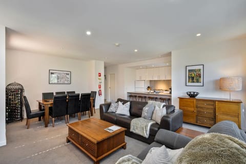 Elevation 2 bedroom with guest room gas fire and mountain views Apartment in Thredbo