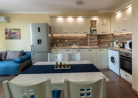 Kitchen or kitchenette, Photo of the whole room, Dining area