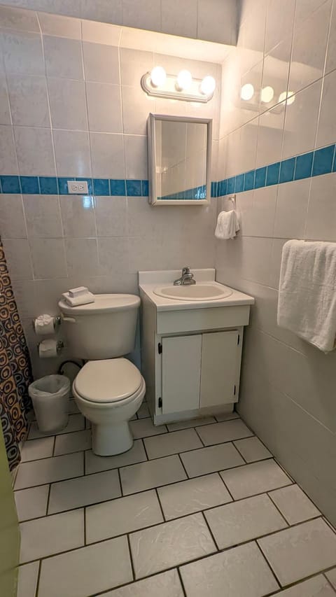 Shower, Toilet, Bathroom, internet, towels