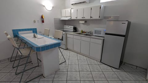 Kitchen or kitchenette, Dining area, internet, oven, stove, air conditioner