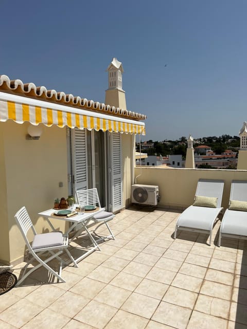 View (from property/room), Balcony/Terrace, Dining area, sunbed