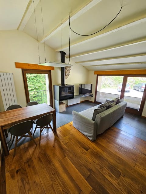 Dining area, fireplace