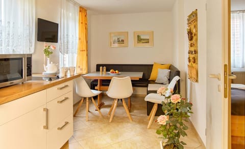 Kitchen or kitchenette, Photo of the whole room, Decorative detail, Dining area