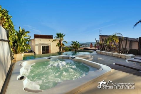 Stunning Villa Ibizenca with private pool in Sitges Moradia in Garraf