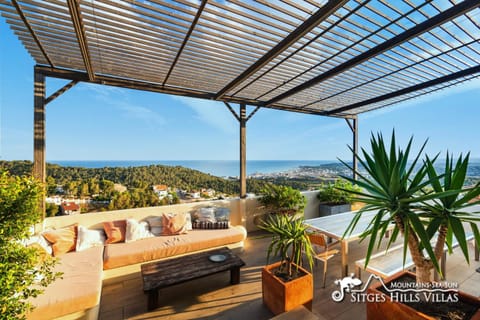 Stunning Villa Ibizenca with private pool in Sitges Moradia in Garraf