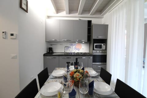 Kitchen or kitchenette, Dining area, minibar, pet friendly, stove