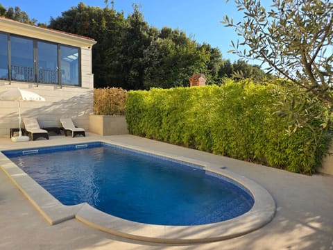 Pool view, Swimming pool, sunbed