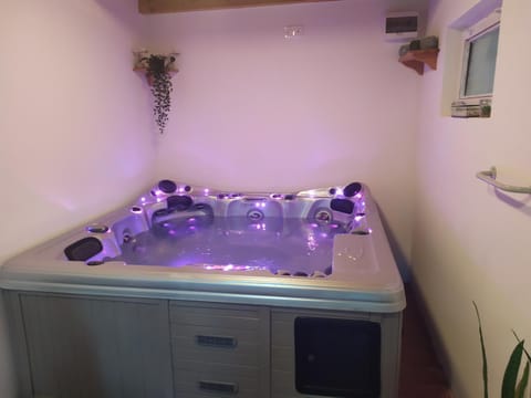 Hot Tub, Hot Tub, Spa and wellness centre/facilities