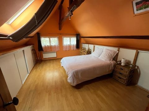 Bed, Photo of the whole room, Bedroom, wardrobe