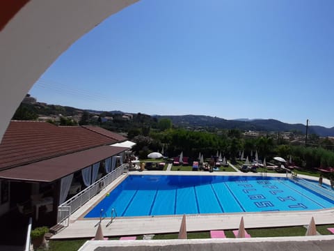 Restaurant/places to eat, Swimming pool, Swimming pool