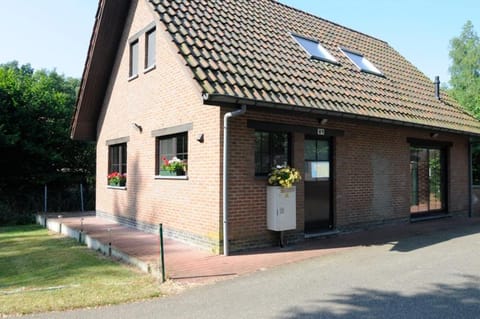 Facade/entrance, Spring, People, Summer, View (from property/room), On site, Guests, Lake view, Lake view, Street view, children, young children, older children, group of guests, Family, Quiet street view