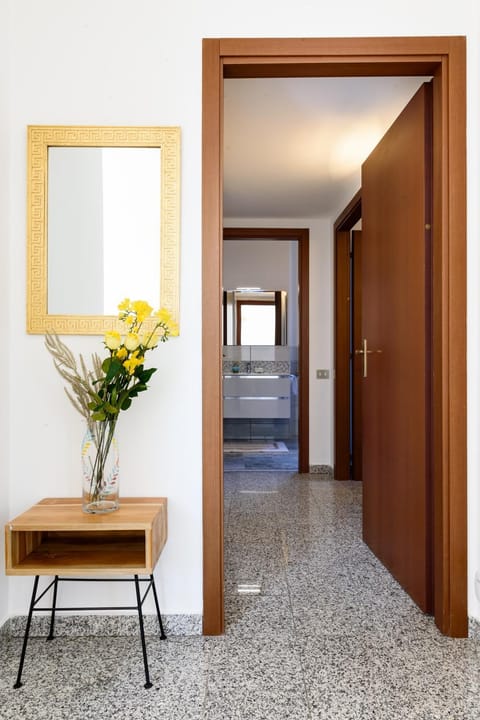 Lora Como Apartment, free private parking Apartment in Como