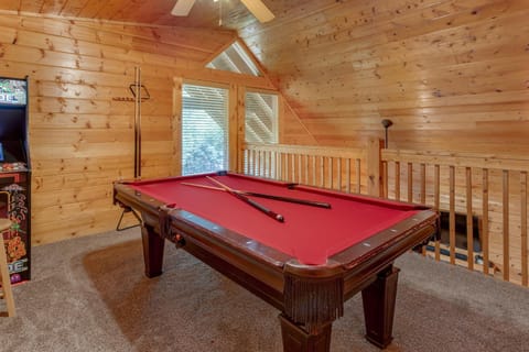 A Mountain Paradise, 2 Bedrooms, Sleeps 6, Pool Access, Hot Tub, Pool Table Haus in Pigeon Forge