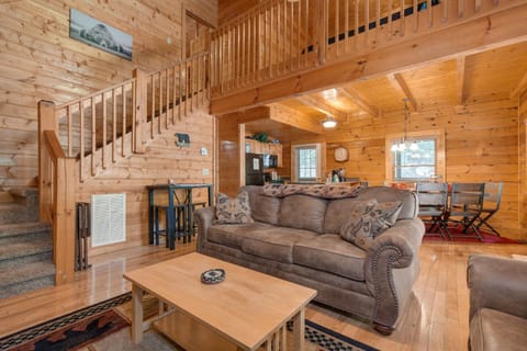 A Mountain Paradise, 2 Bedrooms, Sleeps 6, Pool Access, Hot Tub, Pool Table House in Pigeon Forge