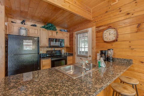 A Mountain Paradise, 2 Bedrooms, Sleeps 6, Pool Access, Hot Tub, Pool Table Casa in Pigeon Forge