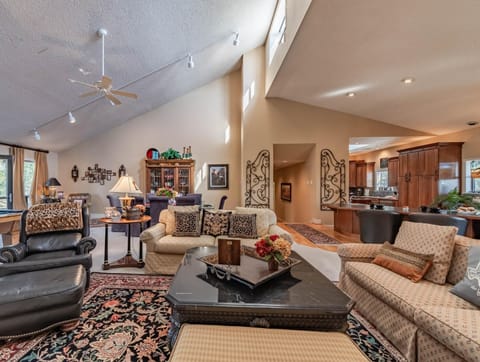 A Trip to Heaven, 5 Bedrooms, Pool Table, Fireplace, WiFi, Grill, Sleeps 12 Maison in Ruidoso