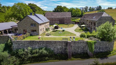 B&B HOTEL IN FERME DE LEUZE nabij Durbuy, eigen laadpalen Bed and Breakfast in Wallonia, Belgium
