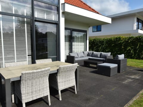 Holiday Home in Zeewolde with Jetty next to golf course Haus in Biddinghuizen