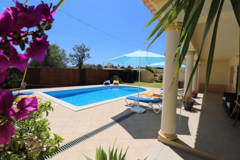 VILLA EBER - independent 1 & 2 bedroom apartments, pool, air con, fast Wi-Fi, near old town of Albufeira and beaches Condo in Guia