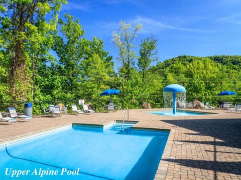 Above and Beyond, 2 Bedrooms, Sleeps 6, Private, Amazing View, Hot Tub House in Gatlinburg