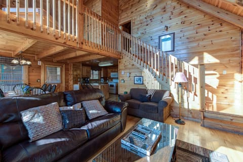 Aspen's Envy, 4 Bedrooms, Sleeps 16, Pool Table, Hot Tub, Mountain Views Apartment in Sevier County