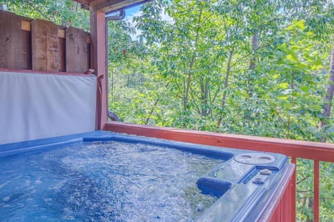 Mountain Mist, 2 Bedrooms, Sleeps 6, Pool Table, Pet Friendly, Indoor Pool Maison in Sevier County