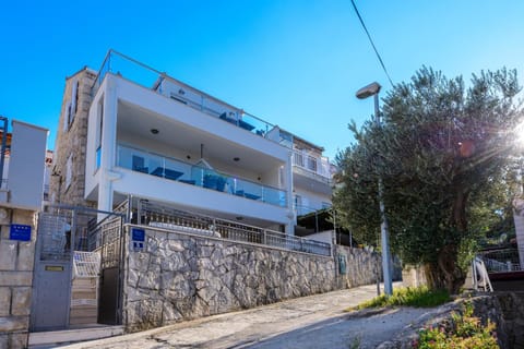 Facade/entrance, Neighbourhood