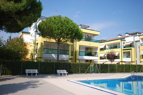 Property building, Swimming pool, Swimming pool