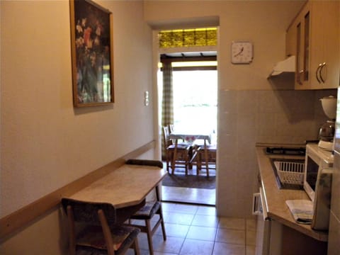 Coffee/tea facilities, Kitchen or kitchenette, Dining area