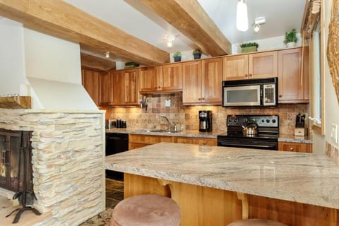 Chateau Roaring Fork Unit 22, Spacious Condo with Beautiful River Views, 4 Blocks to Town House in Aspen