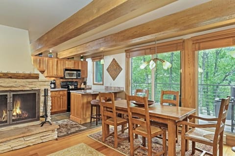 Chateau Roaring Fork Unit 22, Spacious Condo with Beautiful River Views, 4 Blocks to Town Casa in Aspen