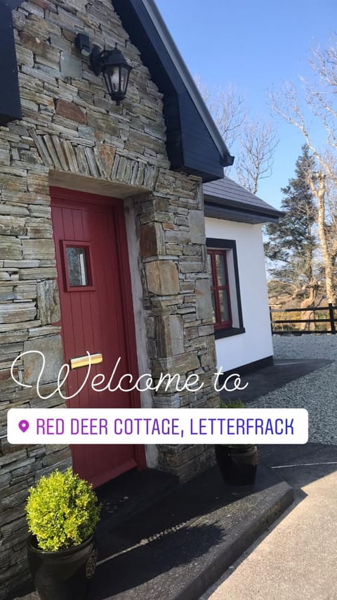 Red Deer Cottage near Connemara National Park in Letterfrack House in County Mayo