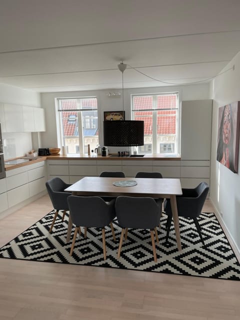 CITY LUX APARTM, 2 FULL BATHROOMs, 2tv Apartment in Frederiksberg