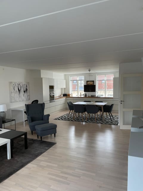 CITY LUX APARTM, 2 FULL BATHROOMs, 2tv Apartment in Frederiksberg