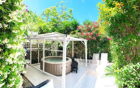 Patio, Garden, Hot Tub, Garden view