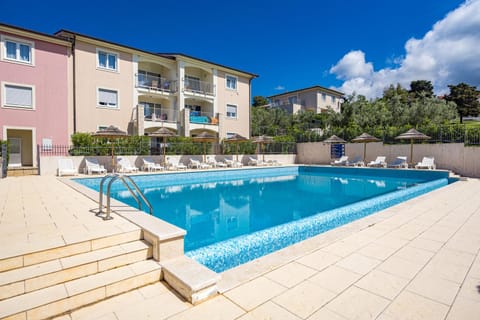 Property building, Day, Pool view, Swimming pool, Swimming pool, sunbed