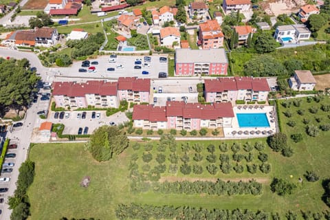 Property building, Day, Neighbourhood, Natural landscape, Bird's eye view, Pool view, Swimming pool