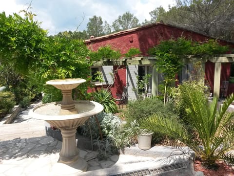 Chambres d'Hôtes Les Mayombes Bed and Breakfast in Roquebrune-sur-Argens