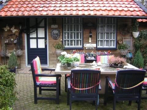 Prive tuinhuis B&B Elly Bed and Breakfast in Alkmaar